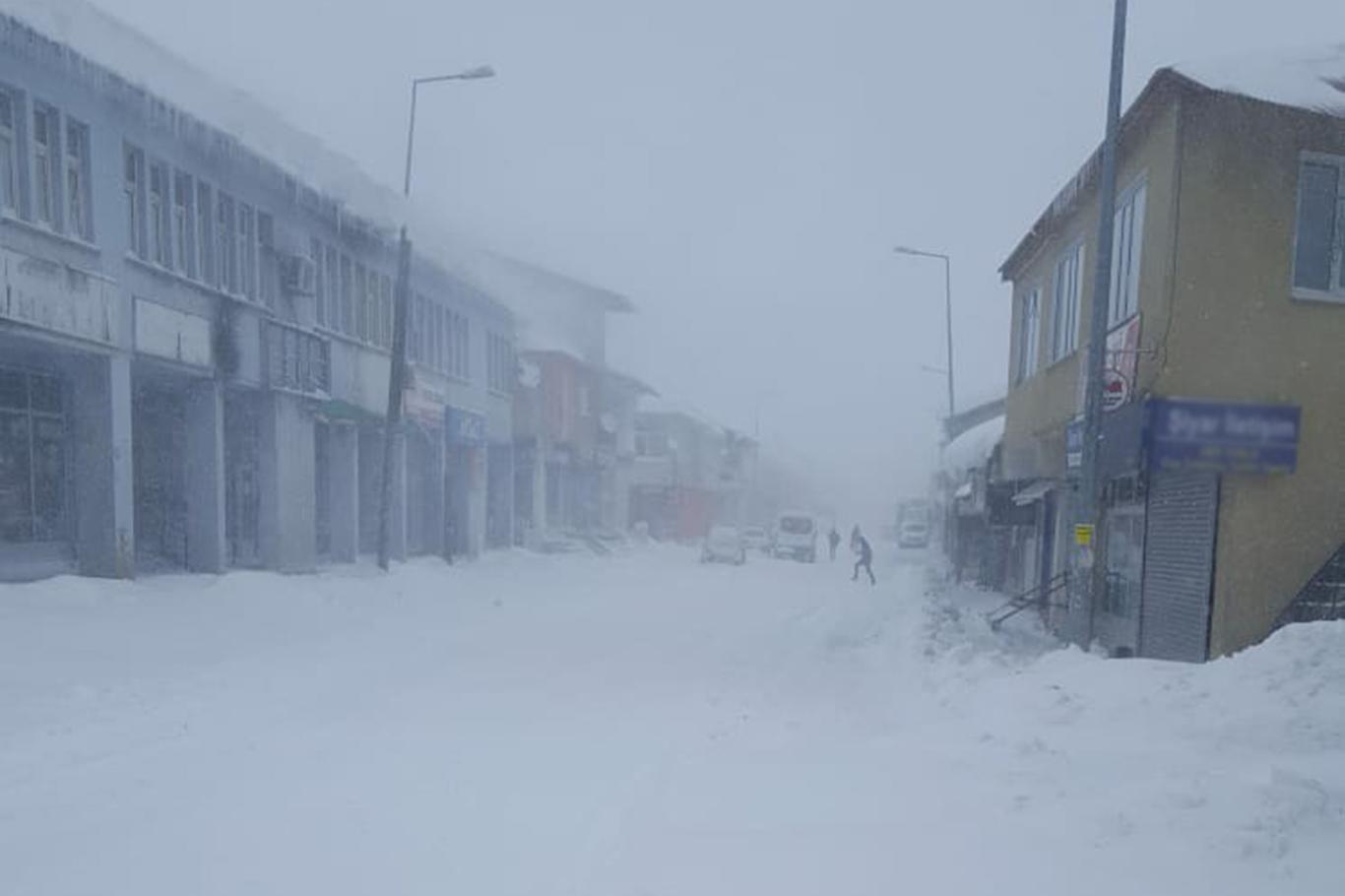 Yüzlerce köy yolu ulaşıma kapandı Yüzlerce köy yolu ulaşıma kapandı
